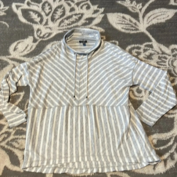 Jones New York Tops - Jones New York pull over. Light weight. Soft. Like new.